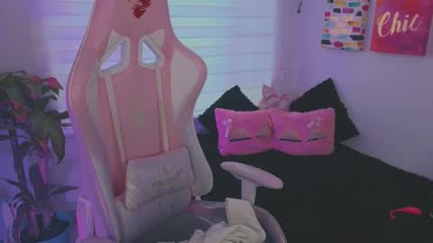 Snapshot of keyla_roberts_ chatting on 12, 9, 2025 Adhara. Help me reach 100 likes online show from 12, 9, 2025