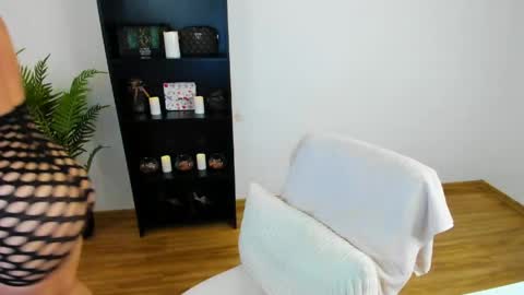 Khloe online show from 5, 4, 2026