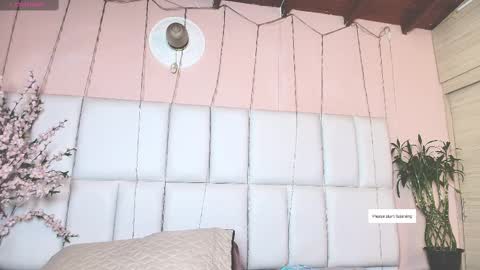 Snapshot of kiana_cream chatting on 10, 2, 2025 N M online show from 10, 2, 2025