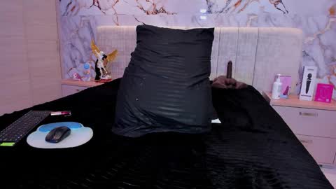 Snapshot of kiana_cream chatting on 8, 11, 2025 N M online show from 8, 11, 2025