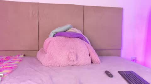 Snapshot of kiimcooper_ chatting on 17, 7, 2026 KIM COOPER online show from 17, 7, 2026