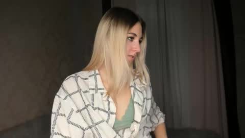 Snapshot of kiki_bloom chatting on 1, 12, 2025 Bella online show from 1, 12, 2025