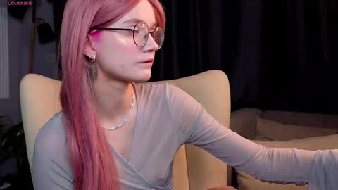 kiki_blue_eyes online show from 12, 1, 2026