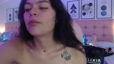 Snapshot of kiki_cams chatting on 18, 12, 2025 kIKI online show from 18, 12, 2025