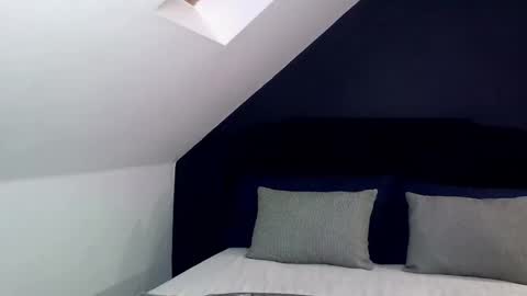 Snapshot of kimihoney_ chatting on 11, 9, 2025     Help me reach 100 thumbs up  online show from 11, 9, 2025