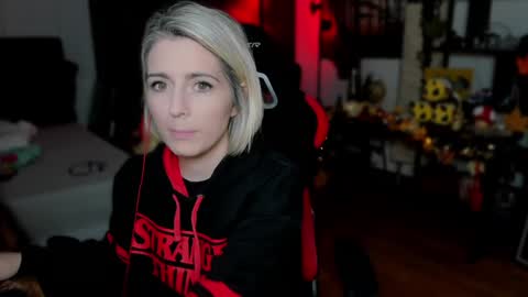 Wolfs Girl online show from 25, 9, 2025