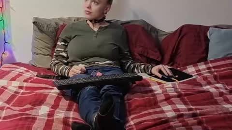 Snapshot of kingdidi530 chatting on 17, 12, 2025 Scarred Thighs online show from 17, 12, 2025