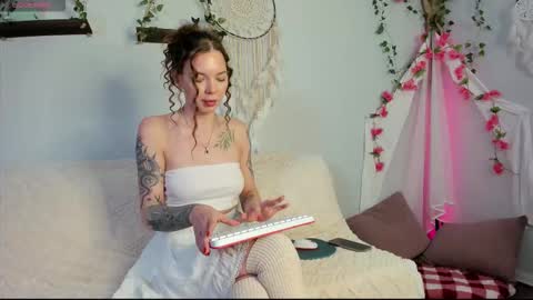 Snapshot of kiralotus chatting on 24, 10, 2025 little vampire online show from 24, 10, 2025