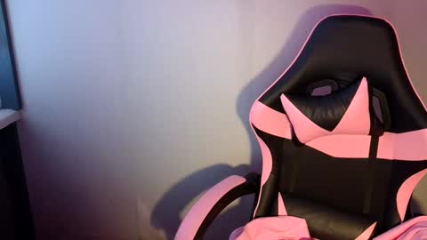 kiss_ameliaa online show from 11, 3, 2025