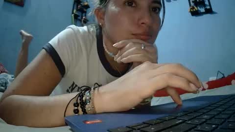 Snapshot of kissmelovejummy chatting on 4, 4, 2026 Erika paul online show from 4, 4, 2026