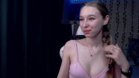 Snapshot of kitsuneyx chatting on 8, 4, 2026 kitsuneyX online show from 8, 4, 2026