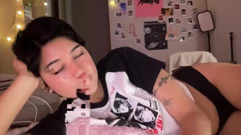 Snapshot of kittenmoon_ chatting on 24, 4, 2026 online show from 24, 4, 2026