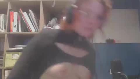 Snapshot of kittennervous chatting on 20, 10, 2025 kittennervous online show from 20, 10, 2025