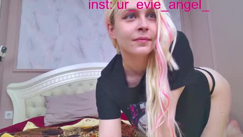 Snapshot of kitty_dora chatting on 10, 5, 2026 Evelyn online show from 10, 5, 2026