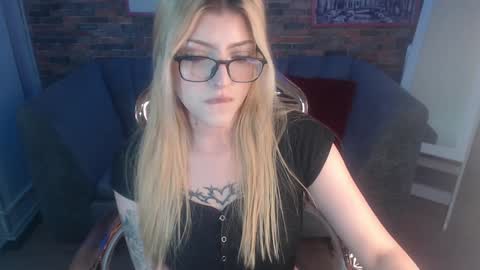 kitty_fox_b online show from 28, 1, 2025