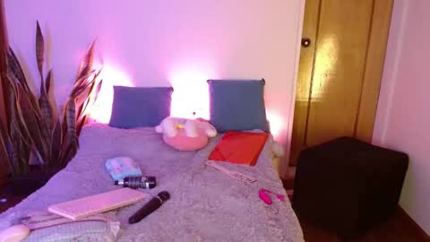 Snapshot of kittycatw chatting on 23, 9, 2025 LAURA  help me reach 100likes online show from 23, 9, 2025