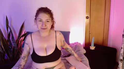 Snapshot of kittycatw chatting on 26, 9, 2025 LAURA  help me reach 100likes online show from 26, 9, 2025