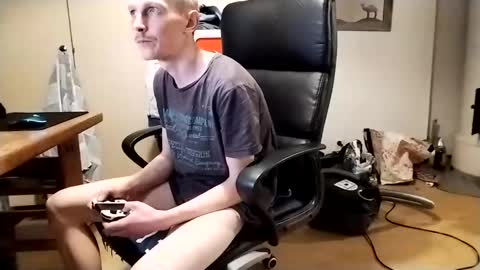 Snapshot of kkkonnd92 chatting on 4, 1, 2025 Erik online show from 4, 1, 2025