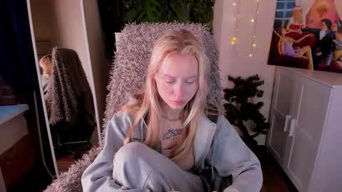 Snapshot of kris_grant chatting on 5, 12, 2025 kris_grant online show from 5, 12, 2025