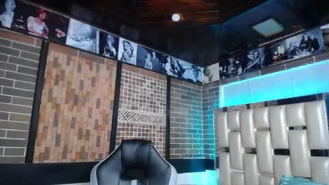 kriss_sweetboobs online show from 30, 9, 2025