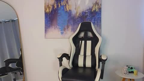 Snapshot of kristennblue_ chatting on 19, 11, 2025 Kris online show from 19, 11, 2025