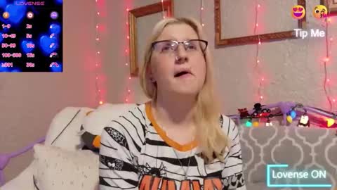 Snapshot of kunzitegoddess chatting on 17, 11, 2025 Samantha online show from 17, 11, 2025