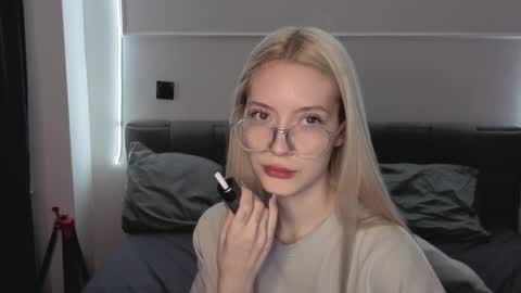 Bella and Alexandra online show from 18, 12, 2025