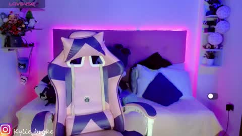 Snapshot of kylie_hottt_ chatting on 27, 12, 2024 k ylie online show from 27, 12, 2024