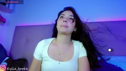 Snapshot of kylie_hottt_ chatting on 4, 2, 2025 k ylie online show from 4, 2, 2025