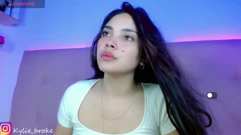 Snapshot of kylie_hottt_ chatting on 4, 2, 2025 k ylie online show from 4, 2, 2025