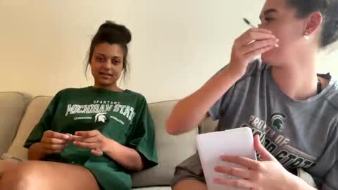 Snapshot of kylieexoxoxo2432 chatting on 10, 9, 2025 Kylie online show from 10, 9, 2025