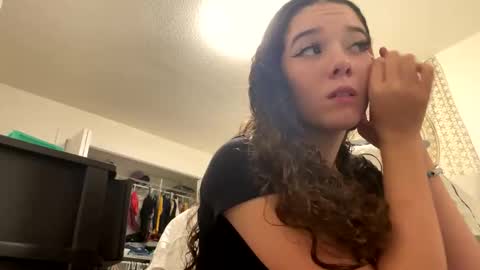 Snapshot of kylieexoxoxo2432 chatting on 19, 11, 2025 Kylie online show from 19, 11, 2025