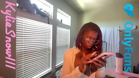 Snapshot of kyliesnowxxx chatting on 7, 5, 2026 Kylie Snow online show from 7, 5, 2026