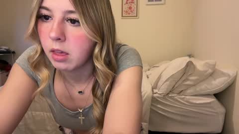 kynziee18 online show from 18, 12, 2024