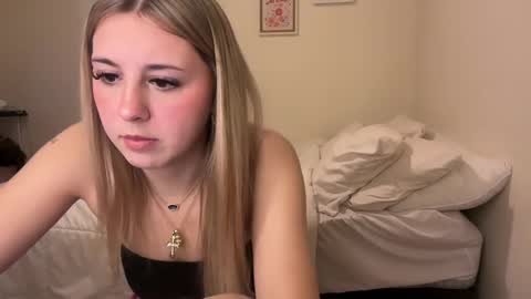 kynziee18 online show from 28, 12, 2024