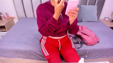 Snapshot of kyra_right chatting on 27, 10, 2025 Emily  Laila  online show from 27, 10, 2025