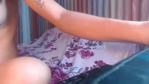 ladiekissesex online show from 12, 2, 2025