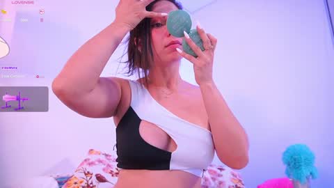 Hello Guys I am Lara Giraldo  WELCOME To my room online show from 2, 2, 2025