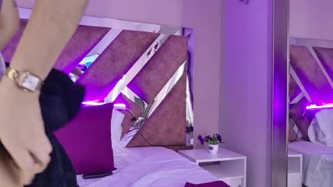 Snapshot of larabrook chatting on 2, 5, 2026 Lara online show from 2, 5, 2026