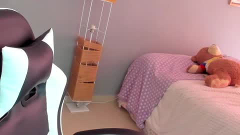 Snapshot of laracat18 chatting on 19, 5, 2026 Lara online show from 19, 5, 2026