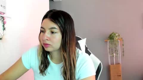Snapshot of laracat18 chatting on 25, 5, 2026 Lara online show from 25, 5, 2026