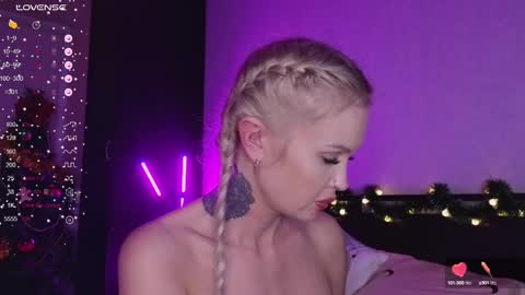 Snapshot of larine_morgan chatting on 30, 12, 2024 LarineGMT7 UTC6 online show from 30, 12, 2024