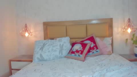 Snapshot of larsonmia chatting on 7, 12, 2024 MIA online show from 7, 12, 2024