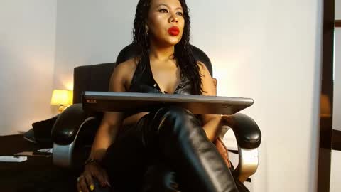 Laryssa online show from 2, 10, 2025