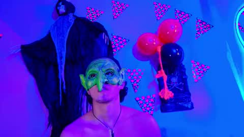 Snapshot of laura_and_kevin chatting on 5, 10, 2025 laura_and_kevin online show from 5, 10, 2025