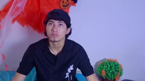 Snapshot of laura_and_kevin chatting on 14, 10, 2025 laura_and_kevin online show from 14, 10, 2025