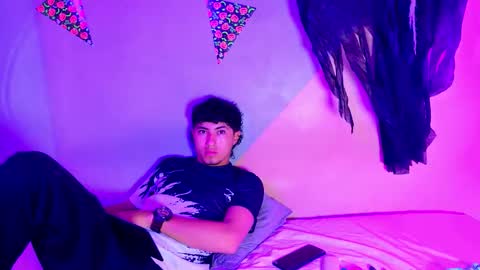 Snapshot of laura_and_kevin chatting on 28, 10, 2025 laura_and_kevin online show from 28, 10, 2025