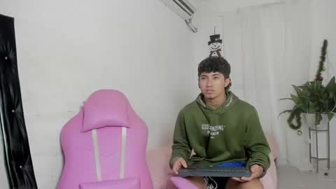 Snapshot of laura_and_kevin chatting on 15, 12, 2025 laura_and_kevin online show from 15, 12, 2025