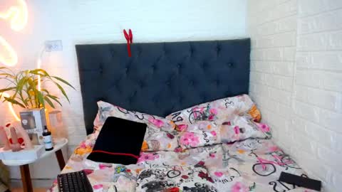 LAURA online show from 7, 4, 2026