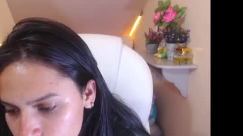 Laura Pink    online show from 22, 12, 2024